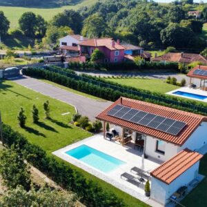 Vivienda independiente con piscina climatizada, parcela llana de casi 1.300 m² y Vivienda Vacacional en Ribadesella (Ref CASA-0693)